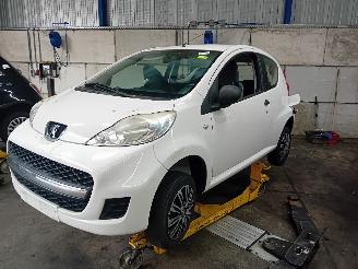 demontáž osobní automobily Peugeot 107 107 Hatchback 1.0 12V (384F(1KR)) [50kW]  (06-2005/05-2014) 2011