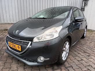 Auto incidentate Peugeot 208 208 I (CA/CC/CK/CL) Hatchback 1.2 Vti 12V PureTech 82 (EB2F(HMZ)) [60k=
W]  (03-2012/12-2019) 2013/1