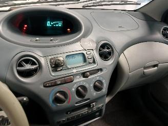 Toyota Yaris Yaris (P1) Hatchback 1.3 16V VVT-i (2NZFE) [63kW]  (08-1999/11-2005) picture 16