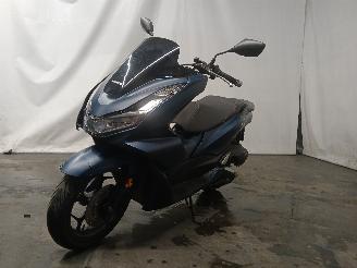 krockskadad bil bromfiets Honda  Algemeen=20 2024/6