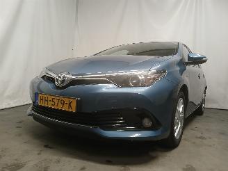 krockskadad bil auto Toyota Auris Auris (E18) Hatchback 5-drs 1.8 16V Hybrid (2ZRFXE) [100kW]  (10-2012/=
03-2019) 2015/11