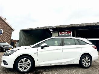 škoda osobní automobily Opel Astra sports tourer 1.4 Turbo 145pk automaat - navi - nap - org NL - airco - cruise - pdc - licht + regensensor 2021/1