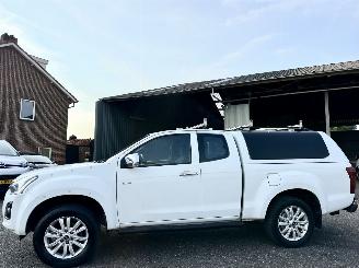 krockskadad bil bedrijf Isuzu D-Max 1.9D 4WD aut 163pk Extended Cab X-Country pick Up - nap - navi - camera - pdc - led - lmv - nieuw model - rijdbaar - 4x4 aandrijving 2019/8
