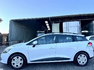 Auto incidentate Renault Clio Estate 1.5 dCi 90pk ECO Expr - 142dkm nap - nw distr.riem 118dkm - navi - airco - cruise - pdc - trekh 2016/9