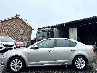 Auto incidentate Skoda Octavia 1.0 TSI 115pk 6-bak Greentech Amb Bus sedan - navi - clima - cruise - pdc v+a - licht + regensensor 2017/5