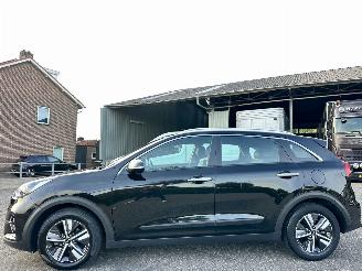 krockskadad bil auto Kia Niro 1.6 GDi Hybrid 119pk aut + f1 DynamicLine - 63dkm nap - navi - cruise - front + line assist - half leer 2020/10