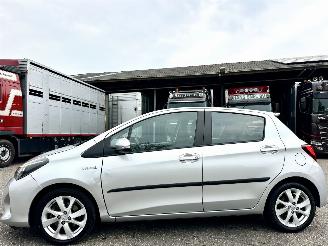 Vaurioauto  passenger cars Toyota Yaris 1.5 Hybrid 89pk automaat 5drs - nap - camera - clima - cruise - keyless entry + start - 2e eig - licht + regens 2015/7