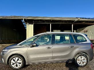 krockskadad bil auto Citroën C4 Spacetourer 1.2T 131pk aut + f1 Bus 7-pers - nap - navi - virtual - line assist - keyless entry + start - pdc 2019/3