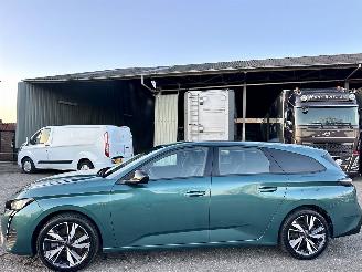 Damaged car Peugeot 308 1.6 Plug-in Hybrid 191pk aut + f1 Active Pack Bus - nap - 1e eig - clima - cruise - carplay - pdc - line assist 2022/11