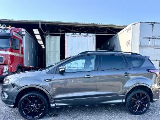 Damaged car Ford Kuga 1.5 EcoB Turbo 150pk ST-Line 2017/9