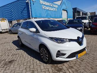 Damaged car Renault Zoé INTENSE  51 KW met CCS lader  8000 km technisch probleem HUURBATTERY 2020/6
