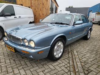 Damaged car Jaguar Xj-8 4.0  SOVEREIGN   N.A.P  rijdbaar  top jongtimer 2004/7