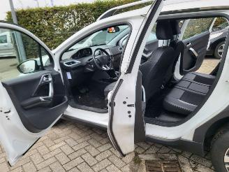 krockskadad bil auto Peugeot 2008 AUTOMAAT Peugeot 2008 1.2 PureTech Allure 69000KM  RIJDBAAR 2016/1