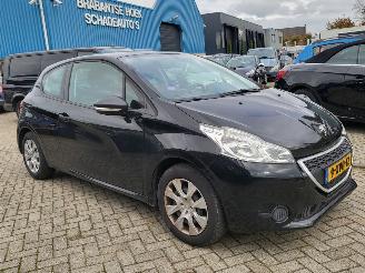 skadebil auto Peugeot 208 1.0 VTi Access COOL  2E eigenaar motor loopt op 2 cil ,rijdt nog wel 2014/10
