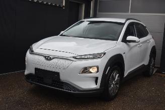 Auto incidentate Hyundai Kona 39Kwh Comfort 136Pk SOH 100% *Navi/Clima/Camera/stoelverwarming 2021/3