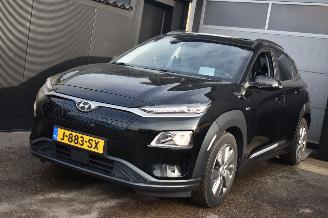 Vaurioauto  passenger cars Hyundai Kona 64Kwh EV Fashion 204Pk SOH 100% 3Fase *Navi/Clima/Camera/Schuifdak 2020/10