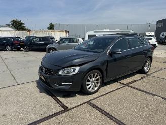krockskadad bil auto Volvo V-60 1.6 D2 R-Design 2014/10