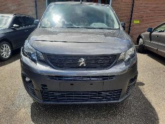 Schadeauto Peugeot Partner 1.2 110Pk Partner Premium 2x schuifdeuren & Achter deuren PDC Voor & Achter 2023/12