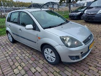 krockskadad bil auto Ford Fiesta 5 deurs + Apk 2006/4