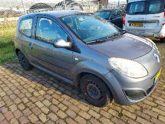 krockskadad bil auto Renault Twingo 1.2 benzine + Apk 2008/5