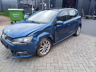 Vaurioauto  passenger cars Volkswagen Polo 1.2 tsi met pano 2016/11