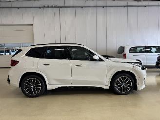 uszkodzony samochody osobowe BMW iX1 eDrive20 67 kWh 2024/6