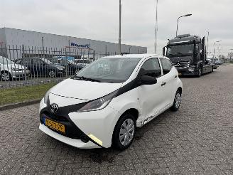 uszkodzony samochody osobowe Toyota Aygo 1.0 VVT-i 51Kw AIRCO 2015/9