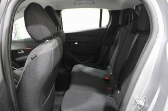 Peugeot 208  picture 9