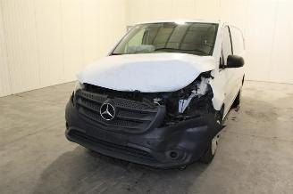 krockskadad bil auto Mercedes Vito  2021/2