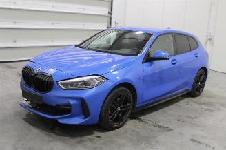 damaged passenger cars BMW 1-serie 118 2019/12