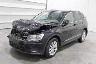 krockskadad bil auto Volkswagen Tiguan  2019/4