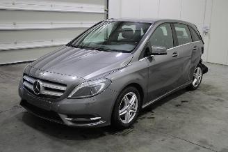 Vaurioauto  passenger cars Mercedes B-klasse B 180 2013/9