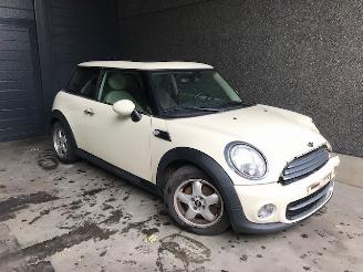 Vrakbiler auto Mini Cooper (R56) Hatchback 2006 / 2013 1.6 Cooper D 16V Hatchback  Diesel 1.598cc 82kW (111pk) FWD 2011/1