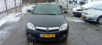uszkodzony samochody osobowe Opel Tigra  2004/10