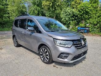 damaged passenger cars Renault Kangoo BlueDCI 95 5 Stoelen 2023/5