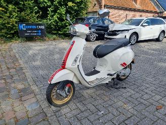 krockskadad bil bromfiets Vespa  Sprint 50 2021/5