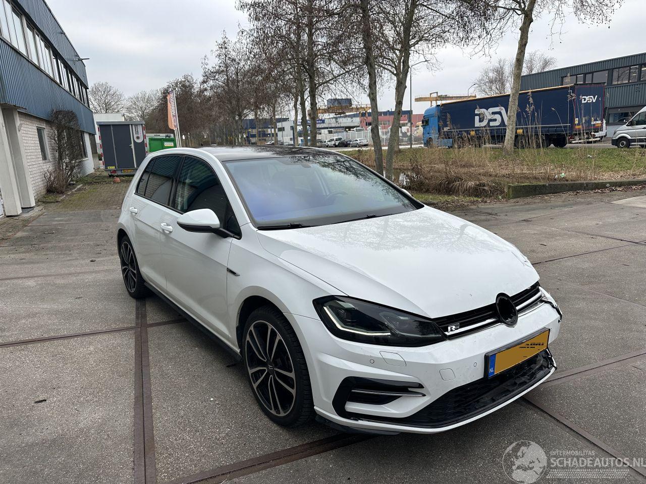 Volkswagen Golf 1.5 TSI DSG R-Line