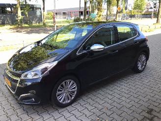 uszkodzony samochody osobowe Peugeot 208 1.2 puretech blue lease executive met lichte schade weinig km 2017/7