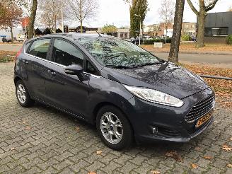 damaged passenger cars Ford Fiesta 1.6 tdci lease titanium volle auto met lichte zeer schade 2013/10