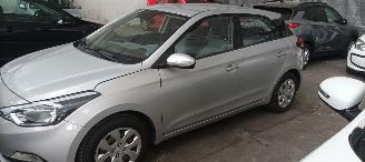 Hyundai I-20 Bj:03-2015 1.2-16v benzine Airco Elektrische ramen Elektrische-spiegels centrale vergrendeling met afstandsbediening picture 2