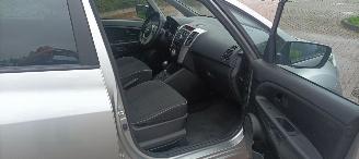 Kia Venga 1.6-16v Automaat Keyless entry Climatecontrol Stoelverwarming Lichtautomaat Privacyglas armsteun voor en achter Trekhaak Parkeersensoren 4xelek ramen Elektrische-spiegels met verwarming mistlampen 16 inch velgen picture 14