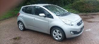Kia Venga 1.6-16v Automaat Keyless entry Climatecontrol Stoelverwarming Lichtautomaat Privacyglas armsteun voor en achter Trekhaak Parkeersensoren 4xelek ramen Elektrische-spiegels met verwarming mistlampen 16 inch velgen picture 2