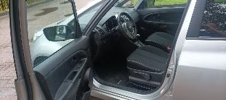 Kia Venga 1.6-16v Automaat Keyless entry Climatecontrol Stoelverwarming Lichtautomaat Privacyglas armsteun voor en achter Trekhaak Parkeersensoren 4xelek ramen Elektrische-spiegels met verwarming mistlampen 16 inch velgen picture 9