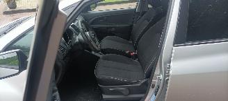 Kia Venga 1.6-16v Automaat Keyless entry Climatecontrol Stoelverwarming Lichtautomaat Privacyglas armsteun voor en achter Trekhaak Parkeersensoren 4xelek ramen Elektrische-spiegels met verwarming mistlampen 16 inch velgen picture 10