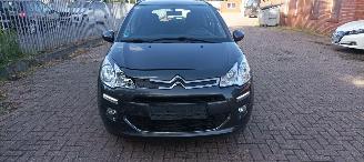 Schadeauto Citroën C3 1.2-12v 82pk Euro6 Airconditioning CruiseControl Leren-Stuurwiel Mistlampen Led-Dagrijverlichting Radio met kleuren lcd Display Apple CarPlay MirrorLink parkeersensoren achter 4xelek ramen Elektrische-spiegels centrale vergrendeling met afstandsbediening 2016/6