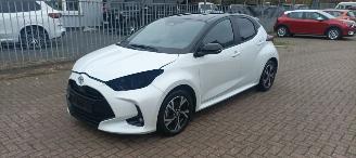 Schadeauto Toyota Yaris Bj:11-2024 1.5-Hybrid Full-Led Climatecontrol CruiseControl Stoelverwarming stuurwiel met verwarming Keyless entry Apple CarPlay Achteruitrijcamera 2024/11