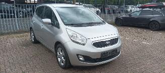 Kia Venga Bj: 8-2013 1.6-DOHC Automaat Dream Team Stoelverwarming Lichtautomaat Privacyglas Climatecontrol 4xElek ramen Elektrische-spiegels met inklap stand Parkeersensoren achter Trekhaak Mistlampen 16-inch Kia velgen Keyless entry picture 6