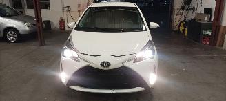Toyota Yaris Facelift model Edition 1.5VVTI-E Airconditioning stoelverwarming Multicolor Display Met Navi voorbereiding Achteruitrijcamera Regensensor Licht assistent Drivelane assistent Leren multi stuurwiel Mistlampen 15-inch Toyota velgen picture 9