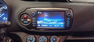 Toyota Yaris Facelift model Edition 1.5VVTI-E Airconditioning stoelverwarming Multicolor Display Met Navi voorbereiding Achteruitrijcamera Regensensor Licht assistent Drivelane assistent Leren multi stuurwiel Mistlampen 15-inch Toyota velgen picture 21