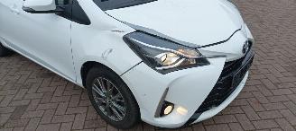Toyota Yaris Facelift model Edition 1.5VVTI-E Airconditioning stoelverwarming Multicolor Display Met Navi voorbereiding Achteruitrijcamera Regensensor Licht assistent Drivelane assistent Leren multi stuurwiel Mistlampen 15-inch Toyota velgen picture 15
